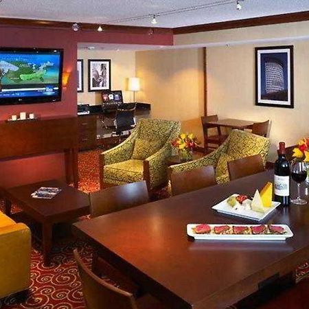 Wyndham Cleveland Airport Hotel Beltér fotó